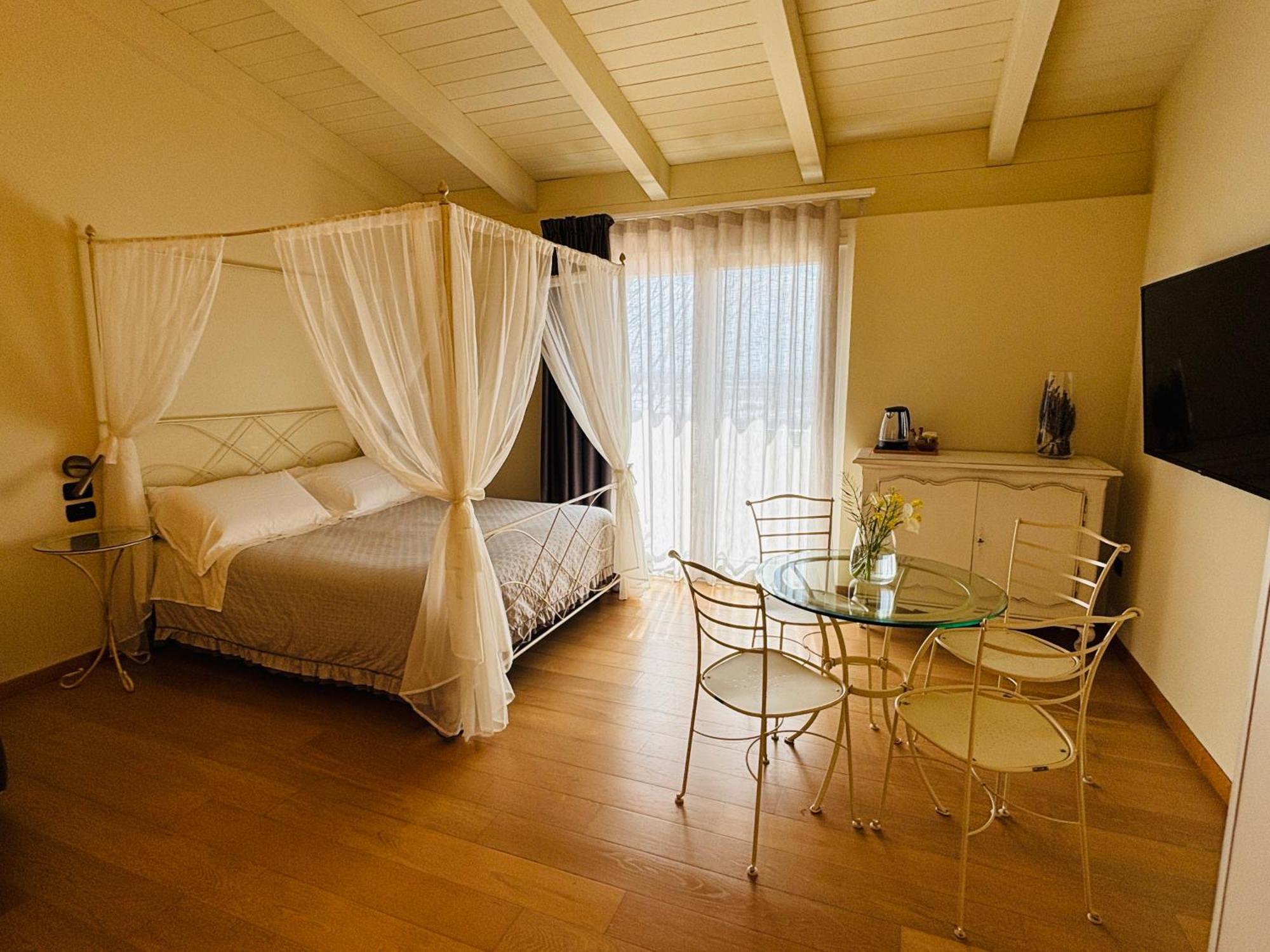 Terra Di Vento Bed & Breakfast Montecorvino Pugliano Exterior foto